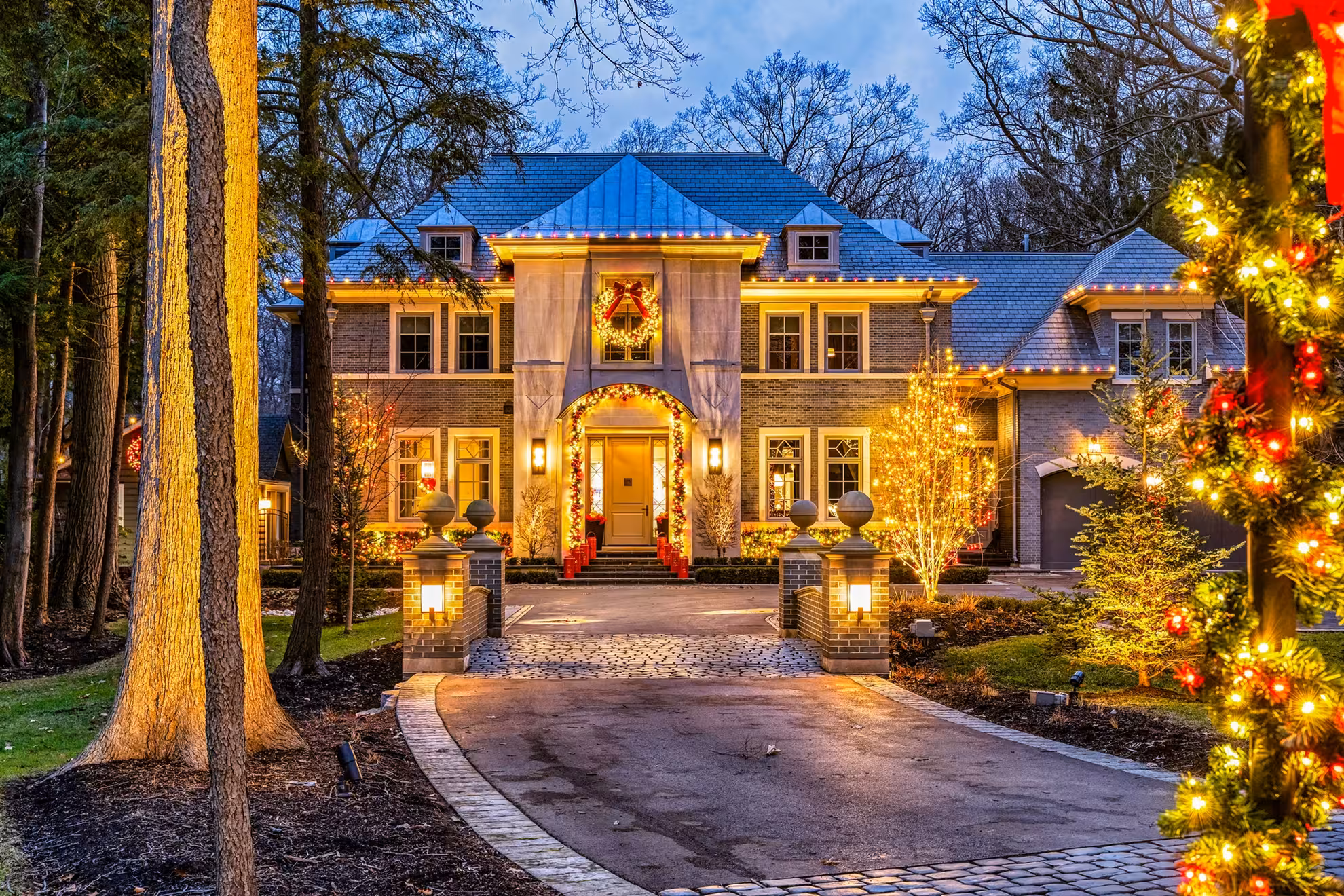 Hotel and resort holiday lighting installation